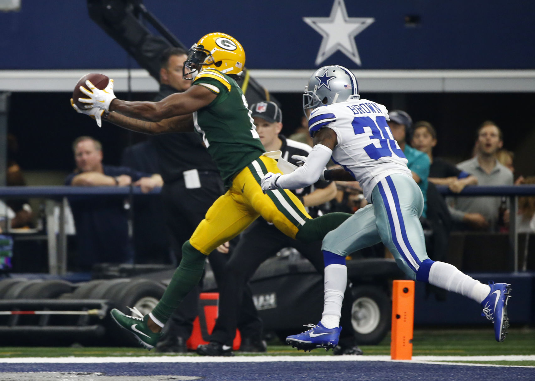 Davante Adams reaches to catch TD, AP photo